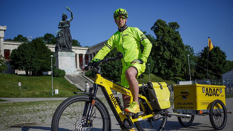 Florian Fröhmer radelt als gelber Engel ab sofort mit dem E-Bike zur Pannenhilfe.