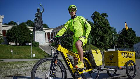 Florian Fröhmer radelt als gelber Engel ab sofort mit dem E-Bike zur Pannenhilfe.
