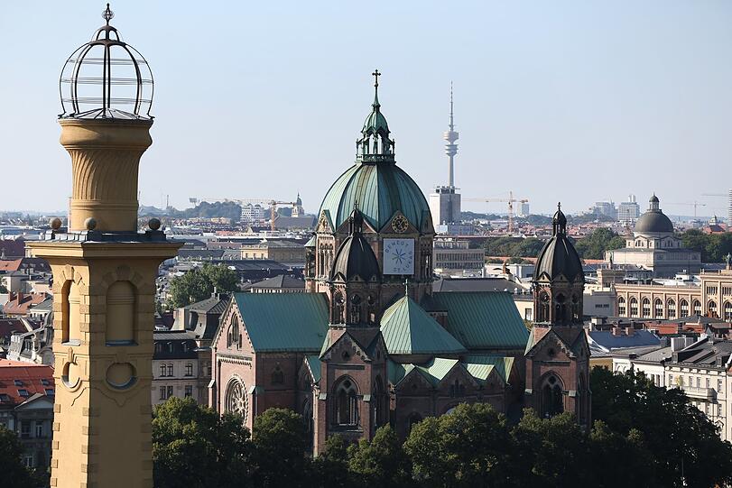 Hochpunkte (v. l.): Muffatwerk-Kamin, Lukaskirche, Heizkraftwerk Theresienstraße und Olympiaturm.