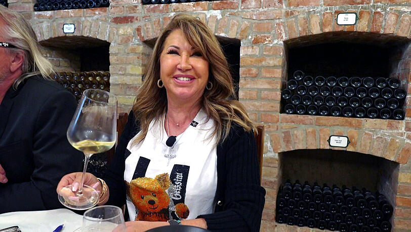 Bei einer Weinprobe erleidet Carmen einen Lachanfall – war es vielleicht ein Gläschen zu viel?