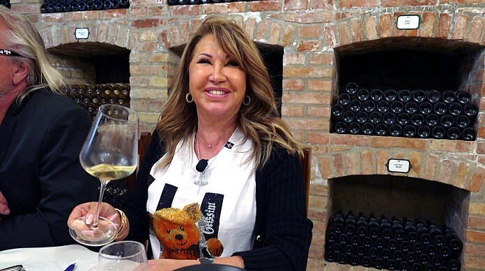 Bei einer Weinprobe erleidet Carmen einen Lachanfall – war es vielleicht ein Gläschen zu viel?