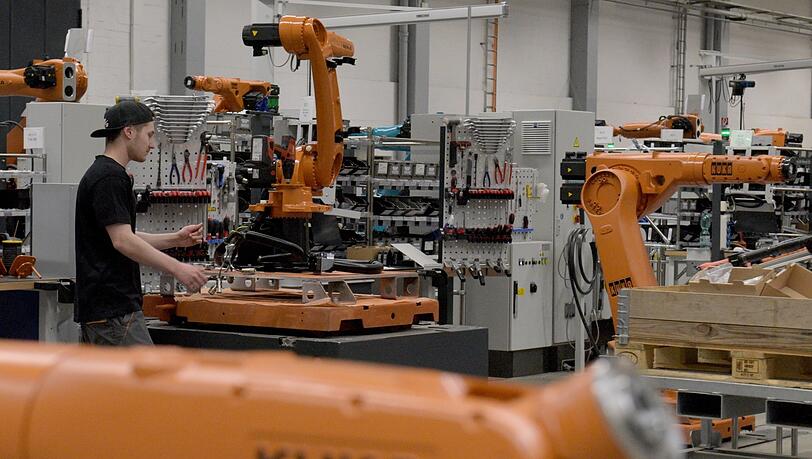 Ein Mitarbeiter der Robotik-Firma Kuka in Augsburg. Im Maschinenbau ist das Automatisierungspotenzial besonders hoch.