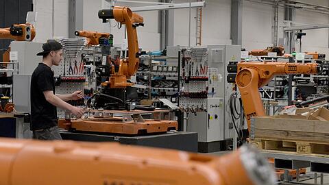Ein Mitarbeiter der Robotik-Firma Kuka in Augsburg. Im Maschinenbau ist das Automatisierungspotenzial besonders hoch.