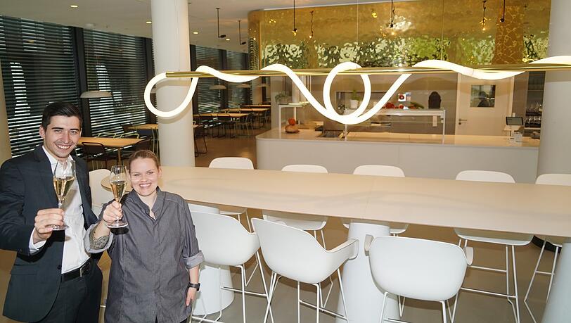 Pascal Brill und Marit Schön tagsüber im Pax. Abends wird das Betriebsrestaurant schön gemacht für die Gäste. Die Einrichtung kommt vom Industrie-Designer Stefan Diez. Pascal Brill und Marit Schön tagsüber im Pax. Abends wird das Betriebsrestaurant schön gemacht für die Gäste. Die Einrichtung kommt vom Industrie-Designer Stefan Diez.