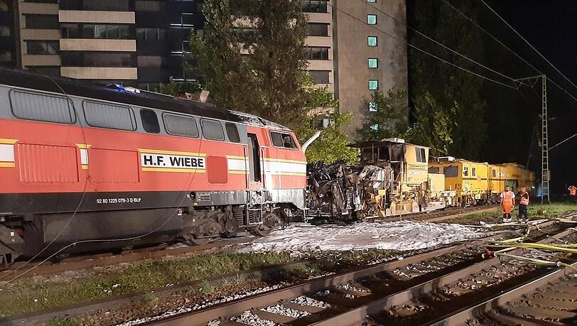 Brand an einer Diesellok sowie einem Bauzug-Element