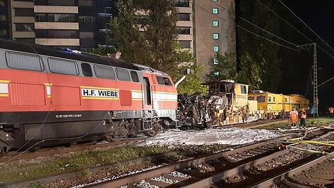 Brand an einer Diesellok sowie einem Bauzug-Element