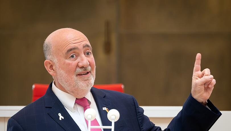 Der israelische Botschafter Ron Prosor schaltet sich mit scharfen Worten in die innenpolitische Debatte über den Gaza-Krieg ein. (Archivbild)