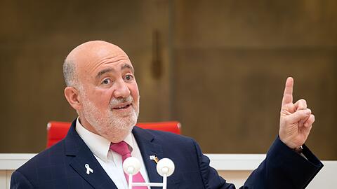 Der israelische Botschafter Ron Prosor schaltet sich mit scharfen Worten in die innenpolitische Debatte über den Gaza-Krieg ein. (Archivbild)