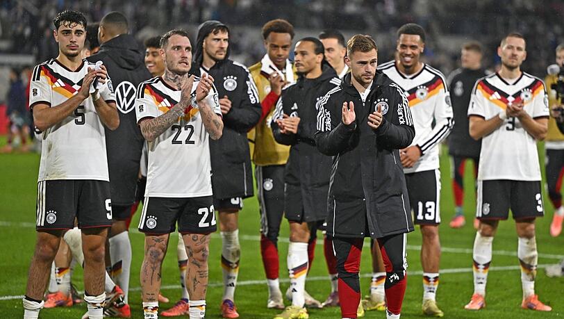 Verlieren verboten, trotz aller bedenklichen Aspekte der Eindrücke vom Freitag in Luxemburg. Dem DFB-Team um den wohl einsatzfähigen Kapitän Joshua Kimmich (3.v.r.) reicht ein Unentschieden gegen die Slowakei, um das WM-Ticket zu buchen. Verlieren verboten, trotz aller bedenklichen Aspekte der Eindrücke vom Freitag in Luxemburg. Dem DFB-Team um den wohl einsatzfähigen Kapitän Joshua Kimmich (3.v.r.) reicht ein Unentschieden gegen die Slowakei, um das WM-Ticket zu buchen.