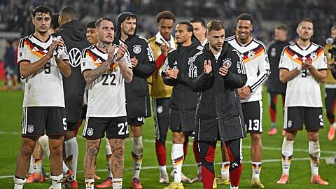 Verlieren verboten, trotz aller bedenklichen Aspekte der Eindrücke vom Freitag in Luxemburg. Dem DFB-Team um den wohl einsatzfähigen Kapitän Joshua Kimmich (3.v.r.) reicht ein Unentschieden gegen die Slowakei, um das WM-Ticket zu buchen.