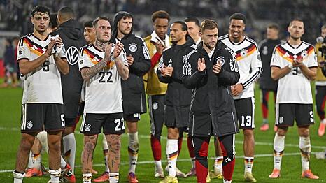 Verlieren verboten, trotz aller bedenklichen Aspekte der Eindrücke vom Freitag in Luxemburg. Dem DFB-Team um den wohl einsatzfähigen Kapitän Joshua Kimmich (3.v.r.) reicht ein Unentschieden gegen die Slowakei, um das WM-Ticket zu buchen.