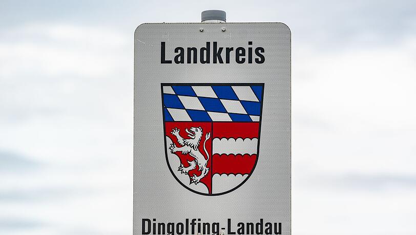 Es wurden fünf Männer festgenommen, die einen Anschlag auf einen Weihnachtsmarkt im Raum Dingolfing geplant haben sollen. (Archivbild) Es wurden fünf Männer festgenommen, die einen Anschlag auf einen Weihnachtsmarkt im Raum Dingolfing geplant haben sollen. (Archivbild)