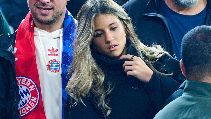 Josefine Scholl schaut sich das Spiel von Tom Bischof auf der Trib&uuml;ne der Allianz Arena an.