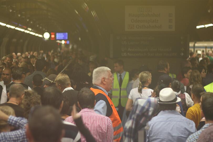 20:57 Uhr: Das Wachpersonal muss vorübergehend der U-Bahnhof Theresienwiese schließen: Der Andrang der Fahrgäste ist zu groß.