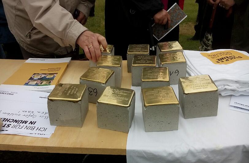 In München sind bereits 25 solcher Stolpersteine in den Boden eingelassen &ndash; auf Privatgrund. An öffentlichem Grund ist das nicht erlaubt.