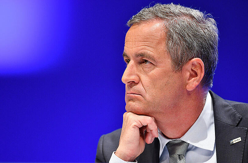 Sorgenvoller Blick: EnBW-Chef Frank Mastiaux kündigt einen verschärften Sparkurs an. Foto: Uwe Anspach