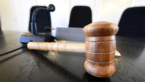 Vor dem Landgericht klagt eine Lehrerin gegen den Freistaat. Schwermetalle in der Luft hätten sie krank gemacht.