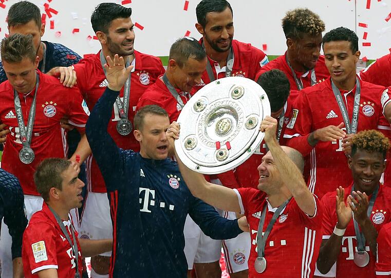 Mit diesem Heim-Trikot gehen die Stars des FC Bayern in die kommende Saison. Feiertauglich ist es - wie die Szenen nach dem 3:1 gegen Hannover 96 bewiesen.