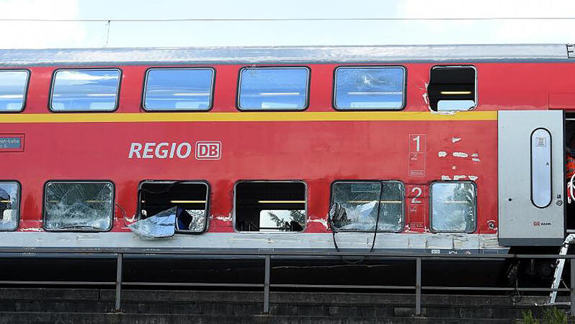 Der beschädigte Zug stoppte rund 300 Meter in Fahrtrichtung Norden hinter dem Bahnübergang.