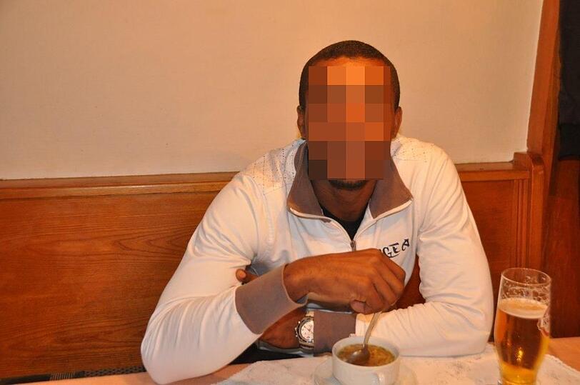 Dieser Mann soll einen 71-jährigen Rentner in seiner Wohnung in Schwabing überfallen haben. Am Donnerstag wurde er in einem Café geschnappt.