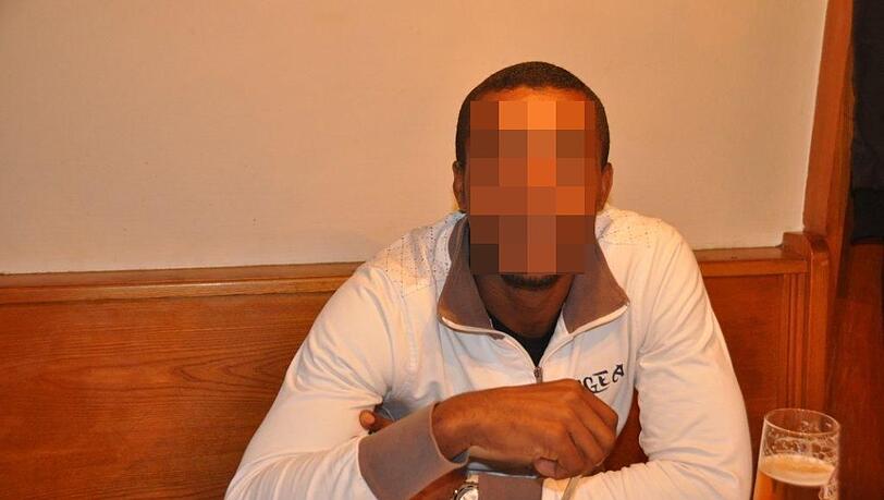Dieser Mann soll einen 71-jährigen Rentner in seiner Wohnung in Schwabing überfallen haben. Am Donnerstag wurde er in einem Café geschnappt. Dieser Mann soll einen 71-jährigen Rentner in seiner Wohnung in Schwabing überfallen haben. Am Donnerstag wurde er in einem Café geschnappt.