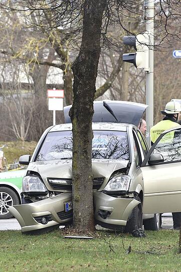 Der Fahrer krachte mit seinem Opel frontal gegen einen Baum und wurde schwer verletzt.