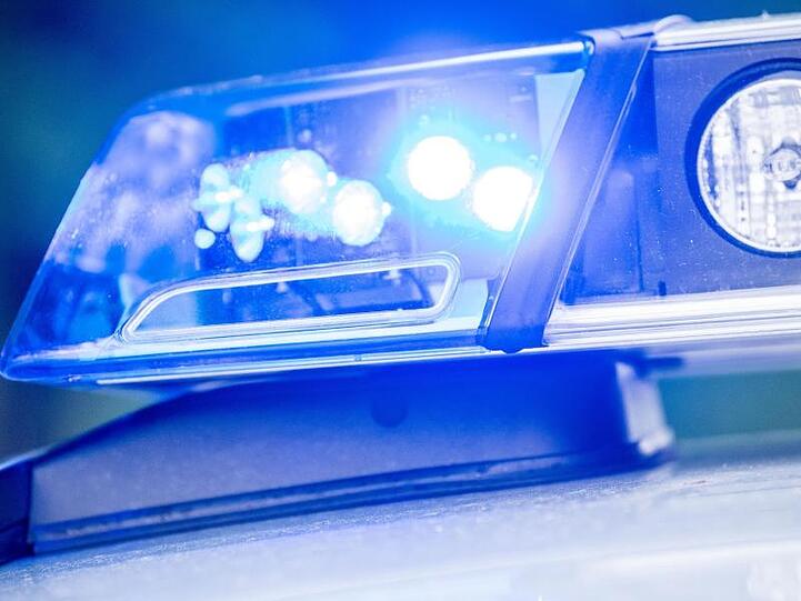 Ein Blaulicht leuchtet an einer Polizeistreife. Foto: Lino Mirgeler/dpa/Symbolbild