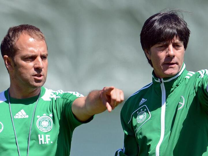 Joachim Löw und sein damaliger Assistenztrainer Hans-Dieter "Hansi" Flick (l-r). Foto: picture alliance/Andreas Gebert/dpa/Archivbild
