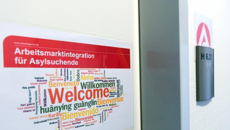 Ein Aufkleber "Arbeitsmarktintegration für Asylsuchende. Welcome" hängt in der Registrierungsstelle für Flüchtlinge in Berlin. Ein Aufkleber "Arbeitsmarktintegration für Asylsuchende. Welcome" hängt in der Registrierungsstelle für Flüchtlinge in Berlin.