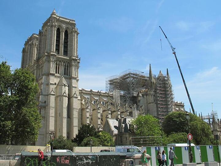 Die teilweise eingerüstete Kathedrale von Notre-Dame.