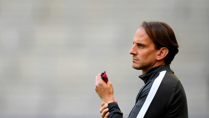 Rüdiger Rehm, Trainer von SV Wehen Wiesbaden, steht vor Beginn des Spiels auf dem Platz.