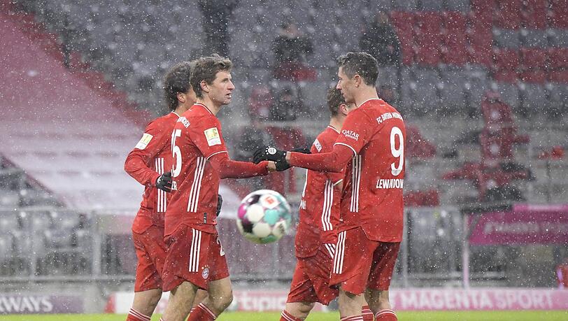Die letzte bayerische Herbstmeisterschaft: Aufgrund der Pandemie feierten Thomas Müller (l.) und Co. den Titel allerdings erst im Februar dieses Jahres nach dem 2:1 am 16. Spieltag gegen den SC Freiburg.