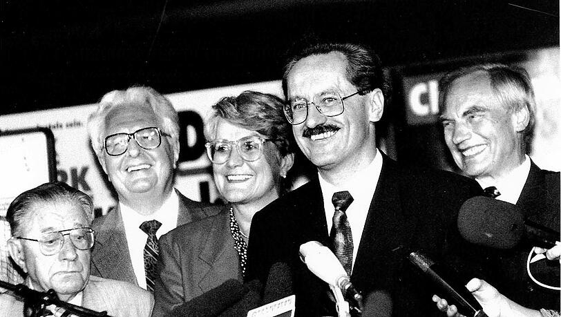 "Mein absolutes Lieblingsfoto" mit Josef Felder, dem letzten SPD-Abgeordneten, der gegen die Ermächtigungsgesetze gestimmt hat. Udes Vorgänger Hans-Jochen Vogel und Schorsch Kronawitter und seiner Frau am Abend der OB-Wahl 1993. "Mein absolutes Lieblingsfoto" mit Josef Felder, dem letzten SPD-Abgeordneten, der gegen die Ermächtigungsgesetze gestimmt hat. Udes Vorgänger Hans-Jochen Vogel und Schorsch Kronawitter und seiner Frau am Abend der OB-Wahl 1993.