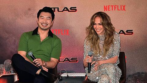 Jennifer Lopez neben ihrem Co-Star Simu Liu bei der Presse-Konferenz zu ihrem Film "Atlas" in Mexiko.