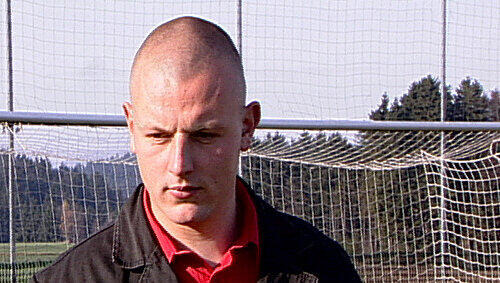 Soll 20.000 Euro bezahlen: Der Torhüter Sebastian Thiesies. Er hatte 2006 einen Gegenspieler schwer gefoult. Jetzt klagt die AOK auf Kostenerstattung für dessen Behandlung. Soll 20.000 Euro bezahlen: Der Torhüter Sebastian Thiesies. Er hatte 2006 einen Gegenspieler schwer gefoult. Jetzt klagt die AOK auf Kostenerstattung für dessen Behandlung.