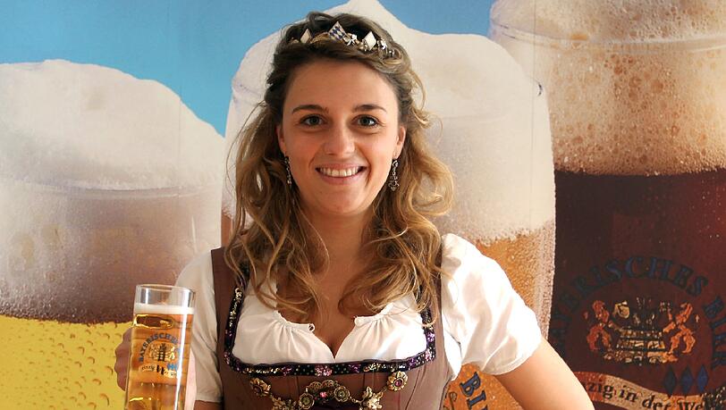Jahrespressekonferenz der bayerischen Brauwirtschaft im Brauerhaus über die Entwicklung der Absatzzahlen 2011 . Bierkönigin Barbara Stadler. Jahrespressekonferenz der bayerischen Brauwirtschaft im Brauerhaus über die Entwicklung der Absatzzahlen 2011 . Bierkönigin Barbara Stadler.
