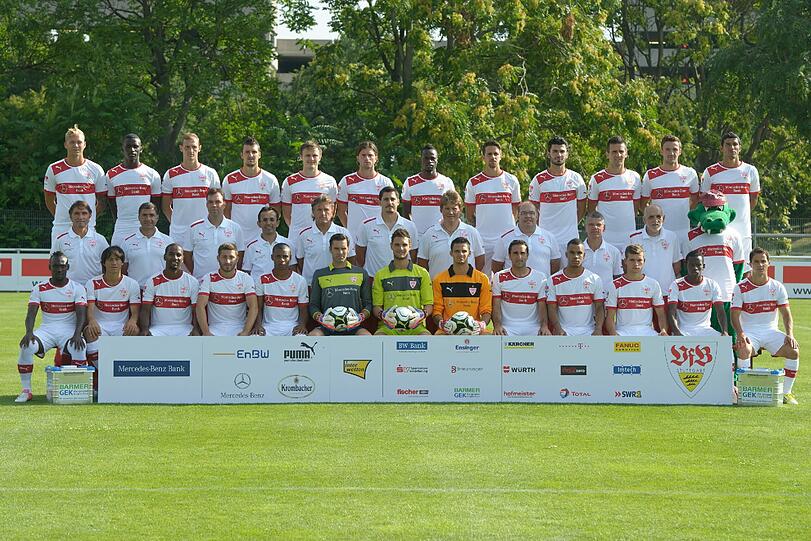 Die Mannschaft des VfB Stuttgart: Obere Reihe (l - r): Raphael Holzhauser, Antonio Rüdiger, Georg Niedermeier, Zdravko Kuzmanovic, William Kvist, Tim Hoogland, Mamadou Bah, Martin Harnik, Serdar Tasci, Vedad Ibisevic Christian Gentner, Maza. Mittlere Reihe (l - r): Cheftrainer Bruno Labbadia, Trainer Eddy Sözer, Torwart-Trainer Andreas Menger, Trainer Christos Papadopoulos, Therapeut Gerhard Wörn, Therapeut Manuel Roth, Therapeut Detlef Müller, Teambetreuer Ralph Herkommer, Zeugwart Michael Meusch, Zeugwart Kostas Papandrafillis, Maskottchen Fritzle. Vordere Reihe (l - r): Arthur Boka, Shinji Okazaki, Cacau, Tunay Torun, Johan Audel, Marc Ziegler, Sven Ulreich, Andre Weis, Christian Molinaro, Daniel Didavi, Kevin Stöger, Ibrahim Traore, Tamas Hajnal.