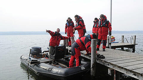 Einsatzkräfte der Polizei suchen auf Booten am 24.03.2013 nach einem vermissten Taucher in Allmannshausen am Starnberger See. Dort kam es zu einem Tauchunfall mit zwei Toten.