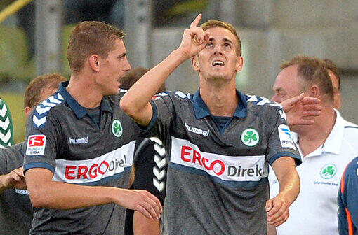 Die Fürther Kevin Kraus (l.) und Torschütze Dominick Drexler bejubeln den Siegtreffer zum 2:1 durch Drexler in der 86. Minute.