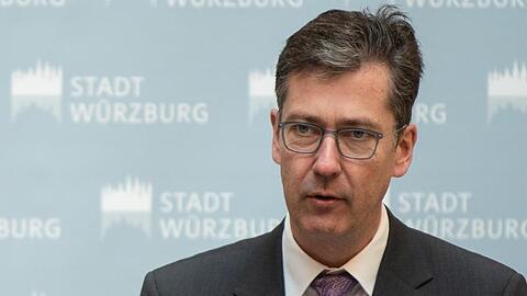 Würzburgs OB Christian Schuchardt (CDU) spricht bei einer Pressekonferenz. Foto: Nicolas Armer/dpa/Archivbild