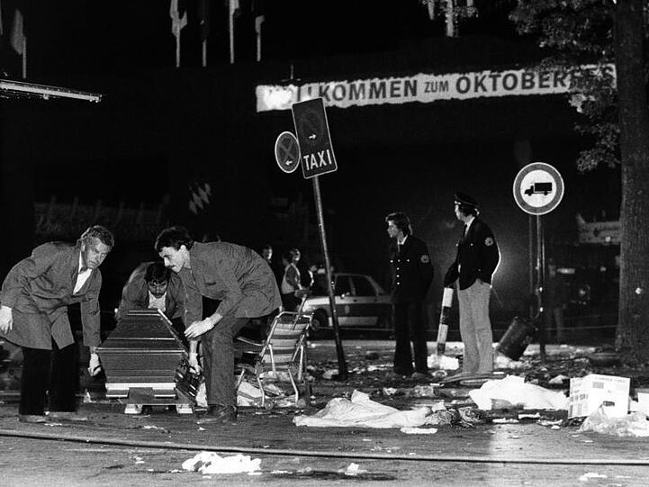 Ein Sarg wird vom verwüsteten Tatort beim Oktoberfest 1980 weggetragen. Foto: Frank Leonhardt/Archivbild