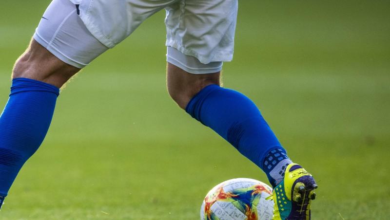 Ein Fußballspieler kickt den Ball. Ein Fußballspieler kickt den Ball.