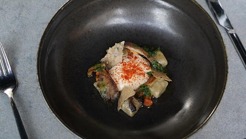 Gang 3: Gnocchi mit Taleggio, Waldpilzen und Gremolata. Gang 3: Gnocchi mit Taleggio, Waldpilzen und Gremolata.