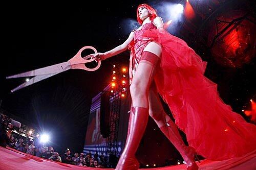Schrill präsentiert sich der "Life Ball".