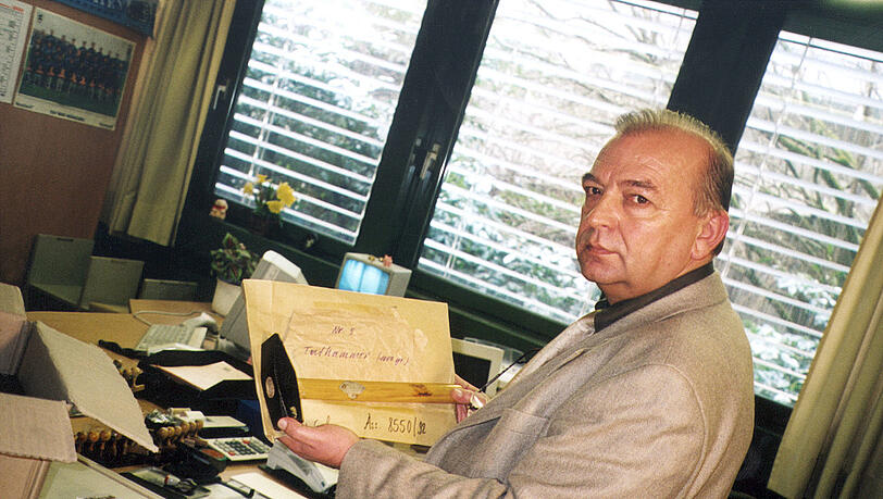 Josef Wilfling hält den Hammer in der Hand, mit dem der Schauspieler Walter Sedlmayr erschlagen worden ist.