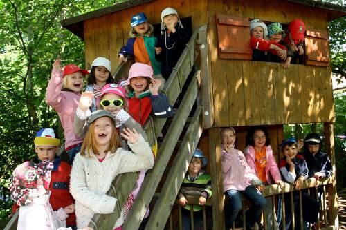 Noch spielen Kinder fröhlich im Garten. Doch gegen den Neubau der Kinderkrippe Waldgartenstraße hat ein Nachbar geklagt.
