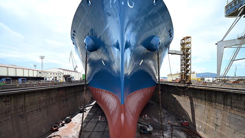 Experten rechnen damit, dass in den kommenden Jahren weltweit immer mehr Fl&uuml;ssigerdgas (LNG) gehandelt wird. Das Foto zeigt den Bug des LNG-Tankschiffs "Maran Gas Amorgos", das k&uuml;rzlich f&uuml;r eine Wartung in einem Trockendock in Spanien lag.