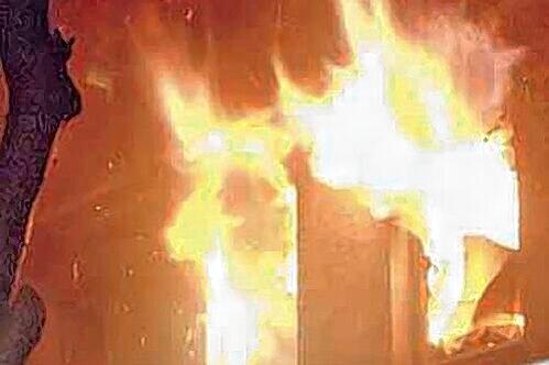 Meterhoch schlugen die Flammen aus der Wohnung: Annika verbrannte, ihre Mutter steht ab heute vor Gericht.