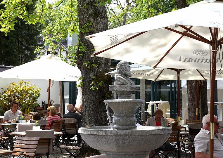 Entspannung am Brunnen: Die Grünwalder Einkehr liegt gleich hinterm Ortseingang des Promi-Vororts.
