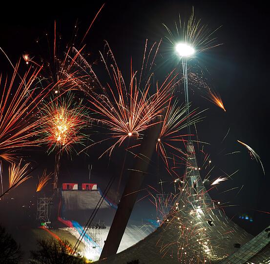 München in der Silvesternacht. Es ist beeindruckend wie sich die vielen einzelnen Feuerwerke zu einem Gesamtkunstwerk zusammenfügen.